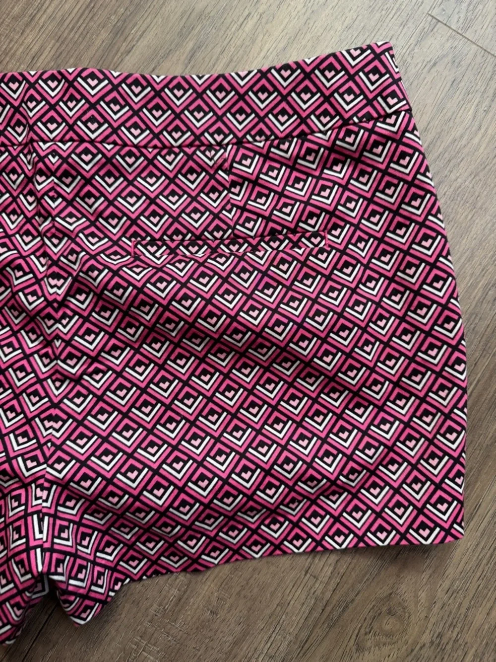 Express Pink Geometric Side Zip Casual Shorts - Size 8 - Picture 10 of 10